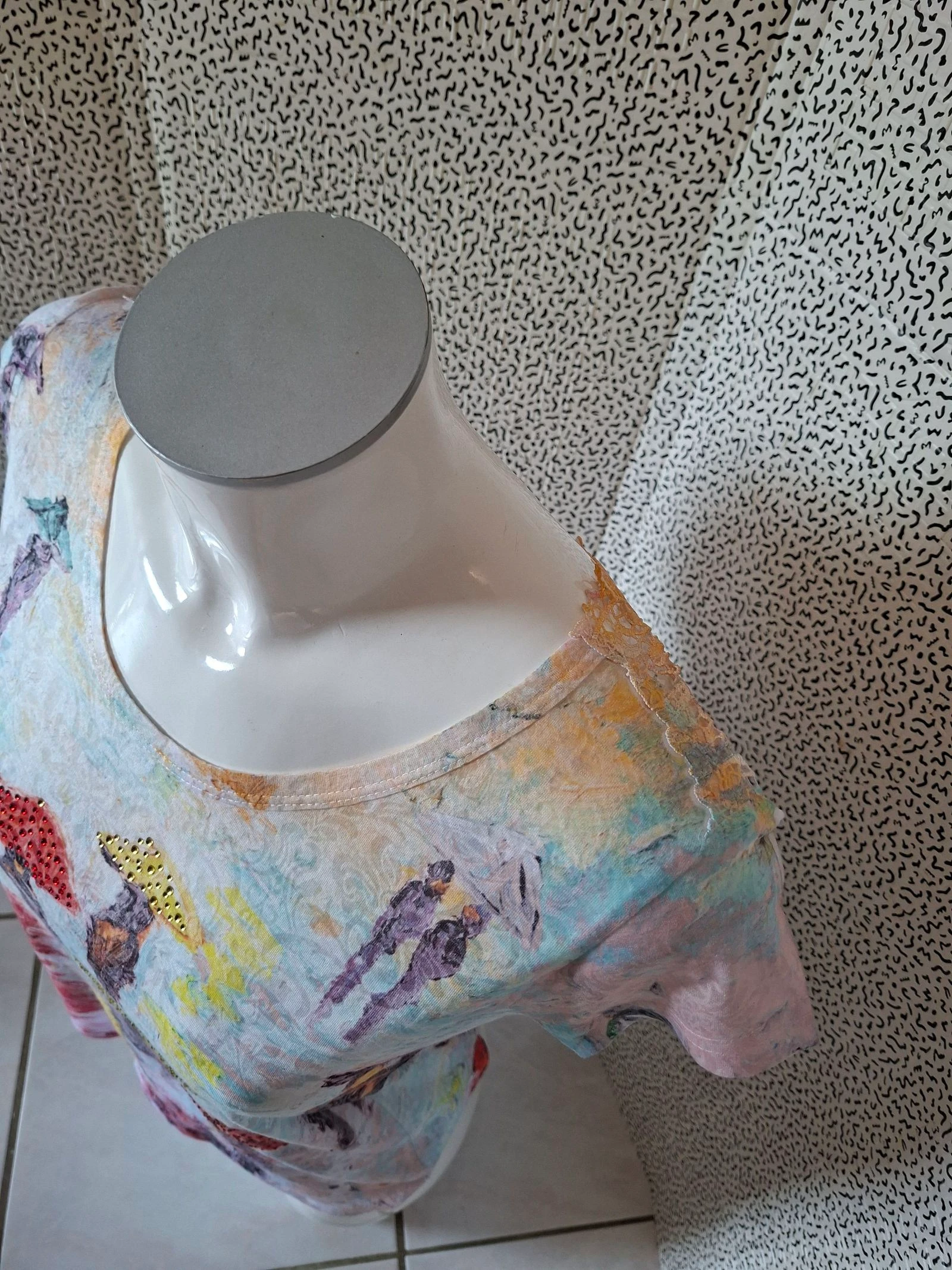 T-shirt femme Ky Création M imprimé artistique dentelle strass multicolore original – photo 3
